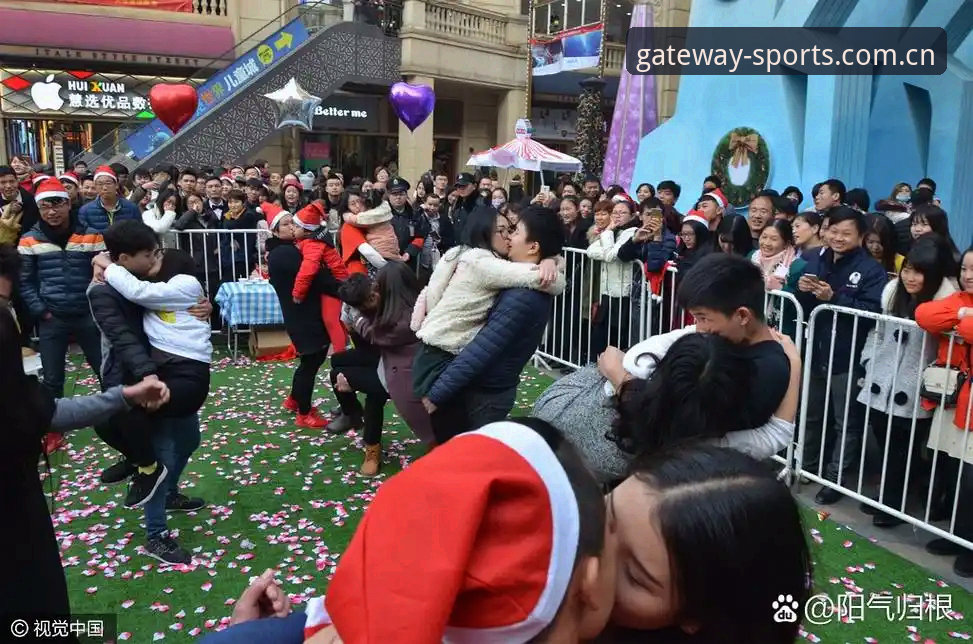 从一张拥吻照看世界杯观赛的多元体验：如何通过体育世界杯投注网简体中文官网足球赔率捕捉赛事瞬间